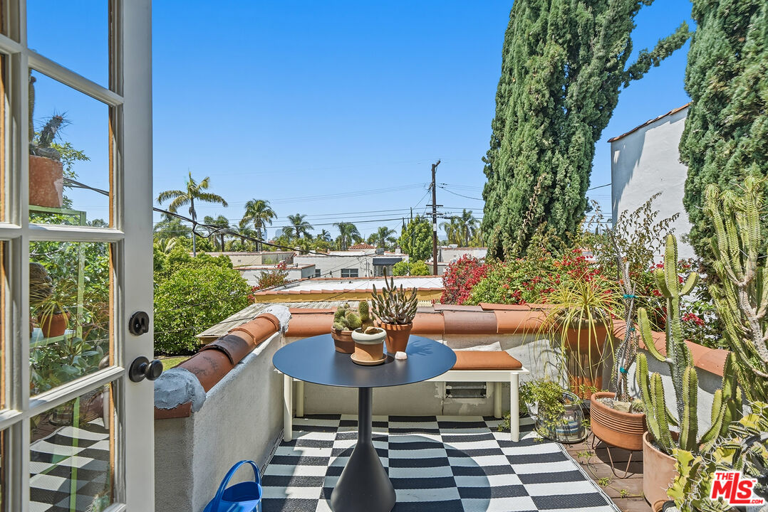 1149 S Crescent Heights Blvd