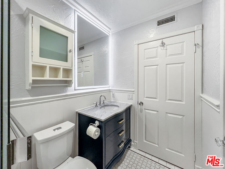 910 Alfred St Unit: 4