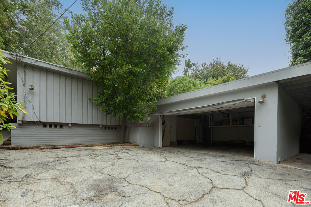 1833 Courtney Ave
