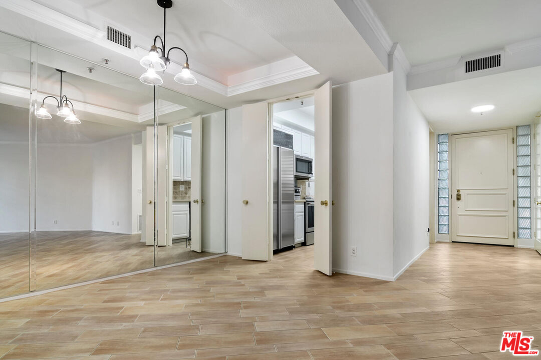 2131 Century Park Ln Unit: 118