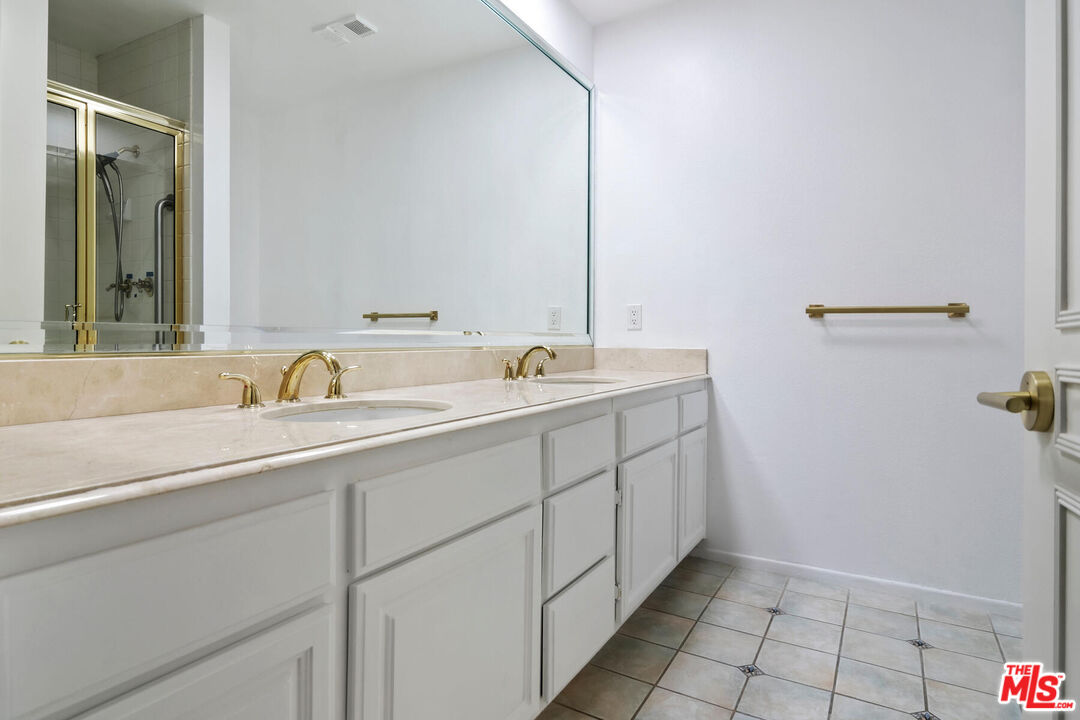 2131 Century Park Ln Unit: 118