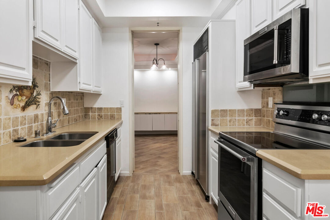 2131 Century Park Ln Unit: 118