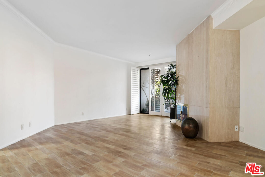 2131 Century Park Ln Unit: 118