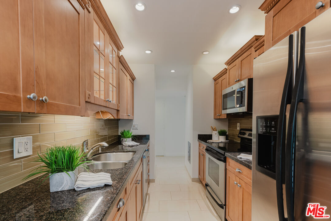1010 Palm Ave Unit: 208