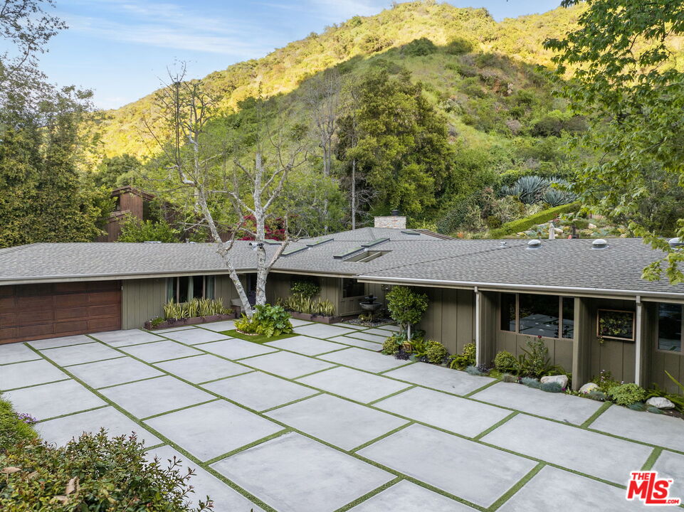 2618 Mandeville Canyon Rd