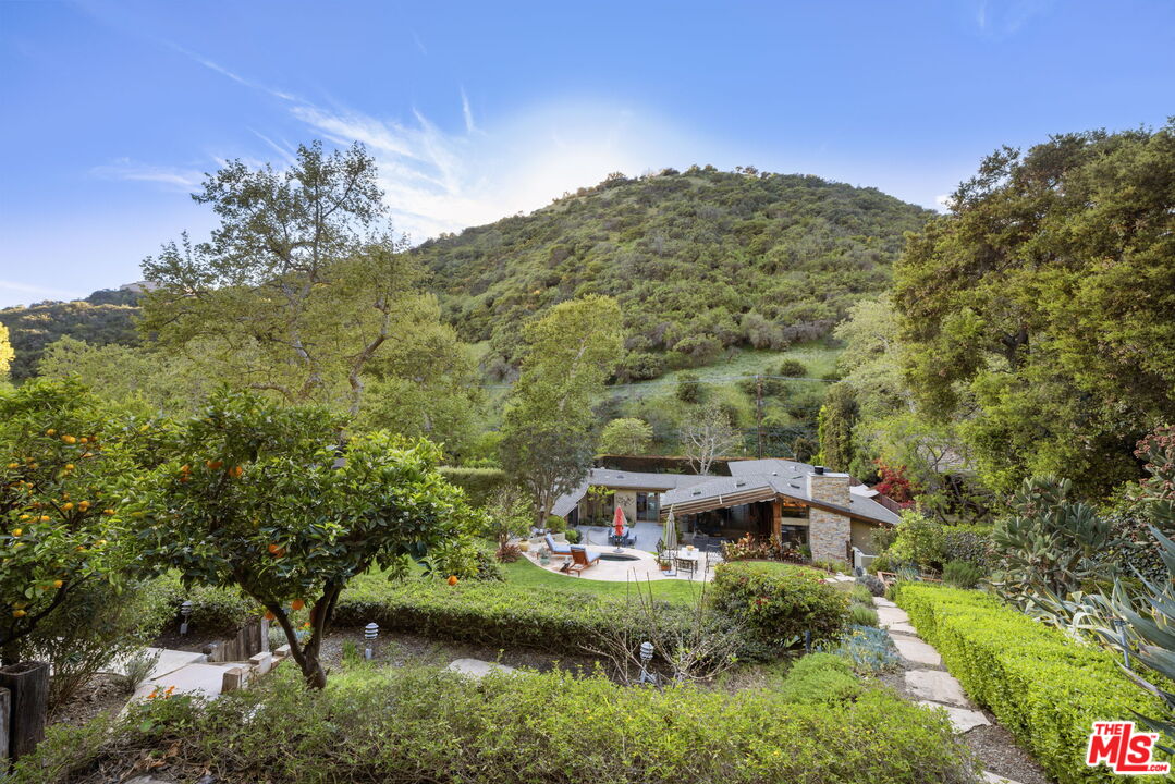 2618 Mandeville Canyon Rd