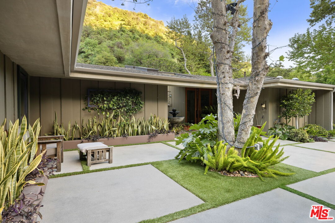 2618 Mandeville Canyon Rd