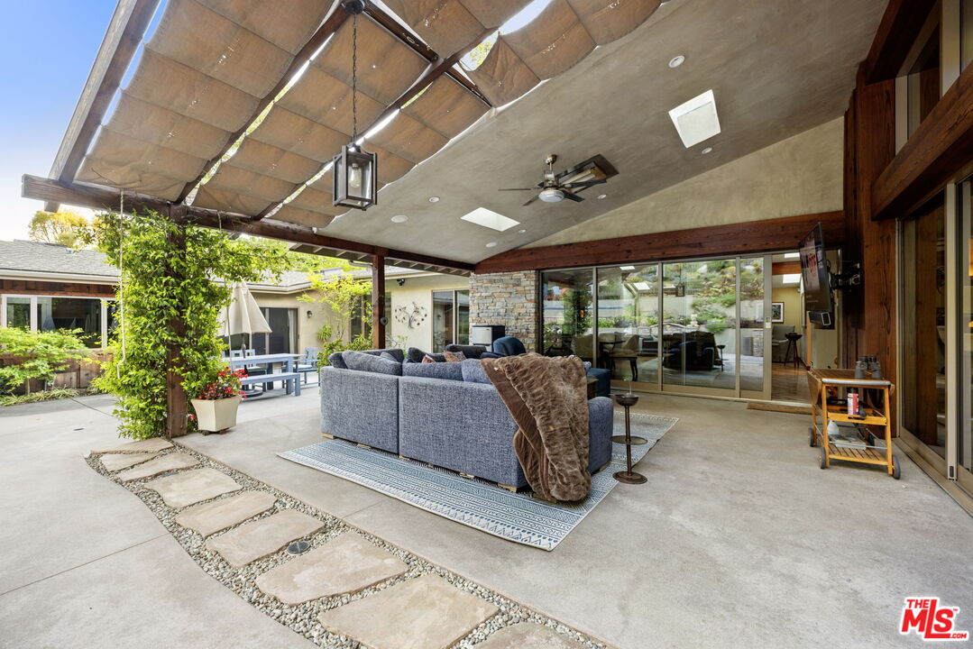 2618 Mandeville Canyon Rd