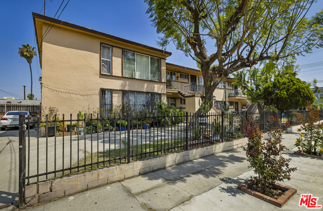 4523 Wall St