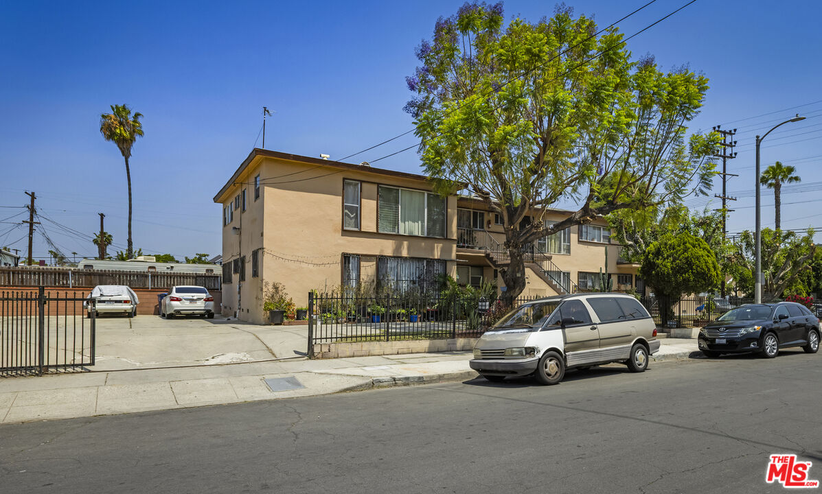 4523 Wall St