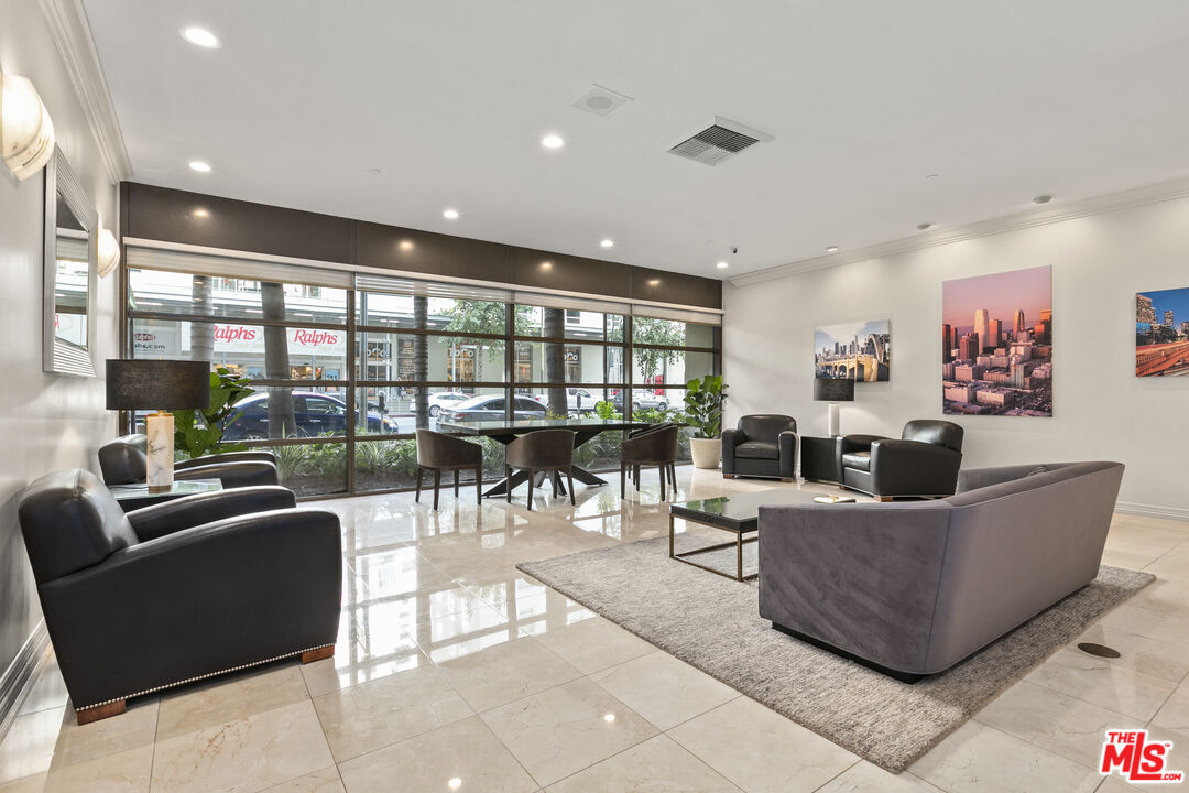 600 W 9th St Unit: 814