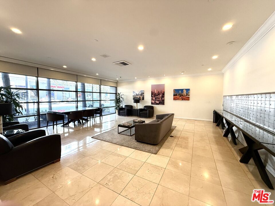 600 W 9th St Unit: 814