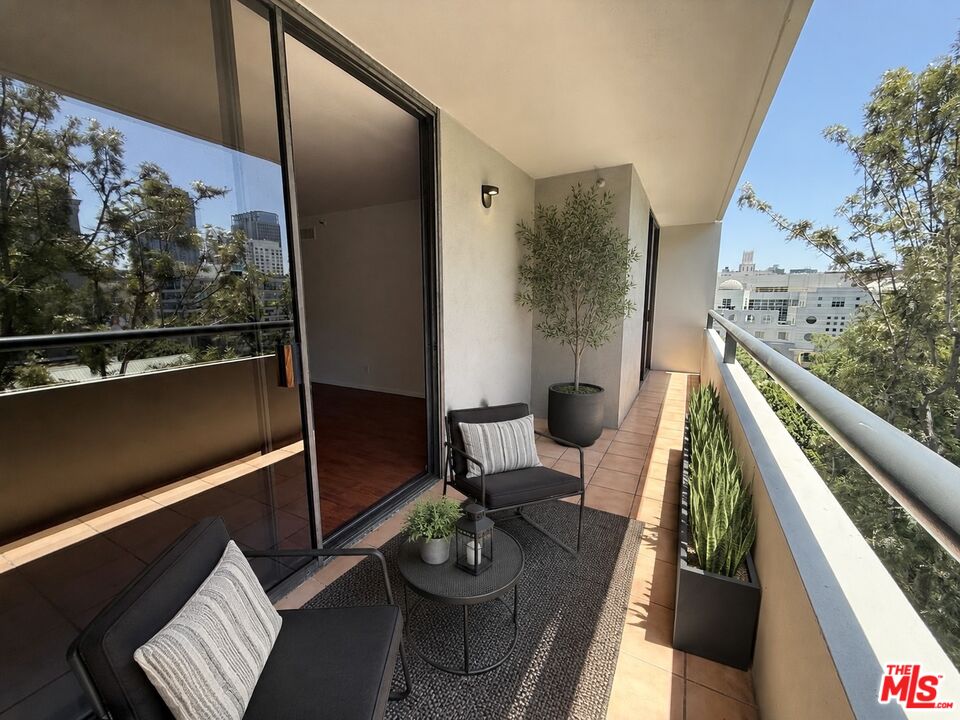 600 W 9th St Unit: 814