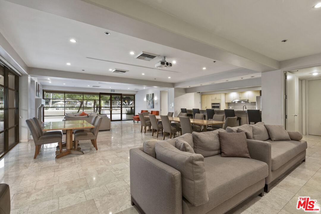 600 W 9th St Unit: 814