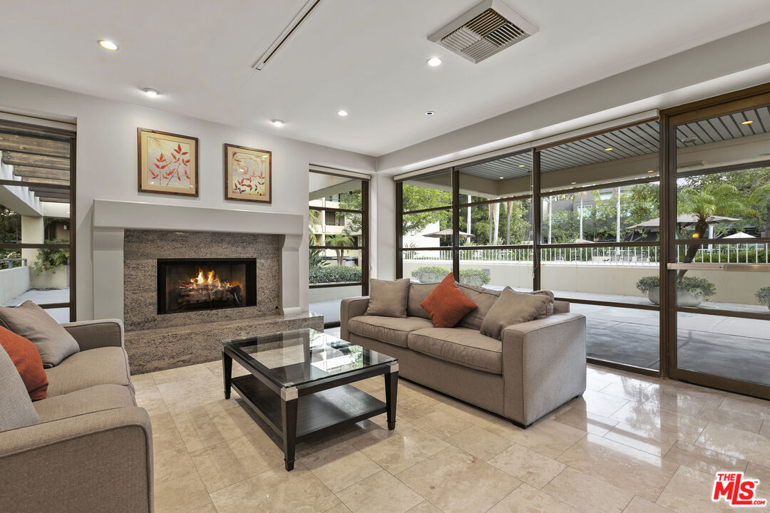600 W 9th St Unit: 814