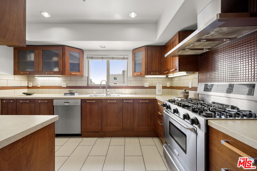 1409 Armacost Ave Unit: PH2