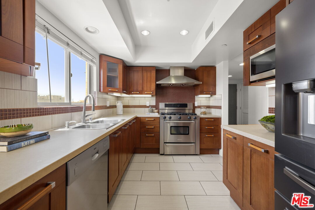1409 Armacost Ave Unit: PH2