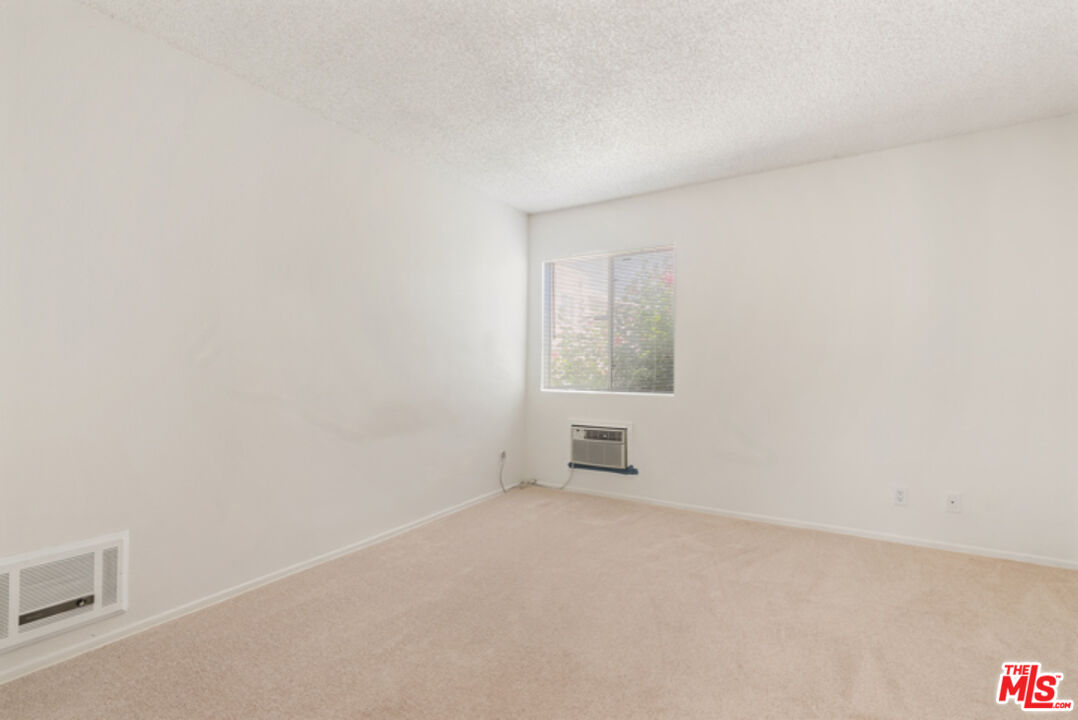 18307 Burbank Blvd Unit: 118