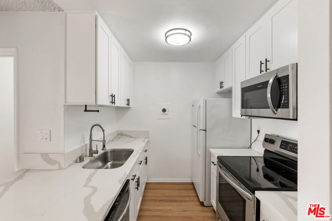 18307 Burbank Blvd Unit: 118