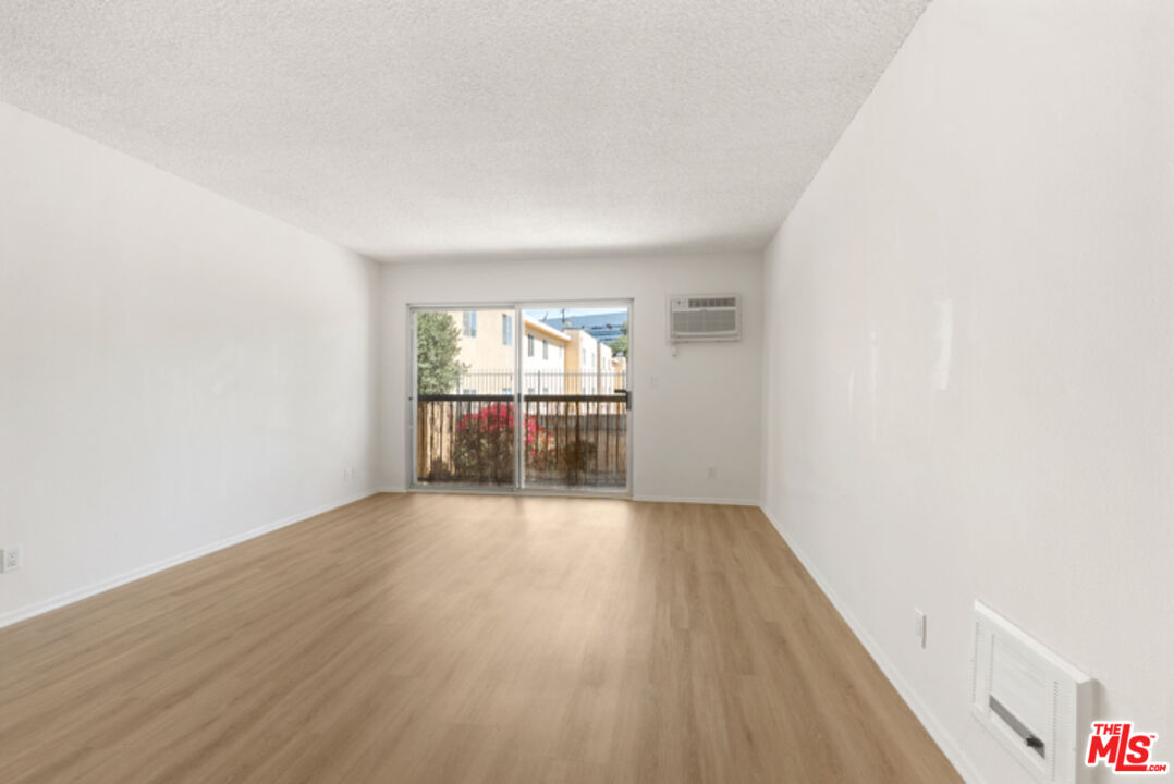18307 Burbank Blvd Unit: 118