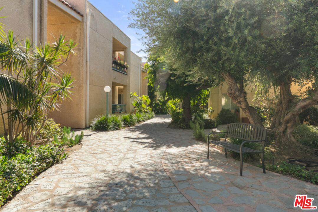 18307 Burbank Blvd Unit: 118