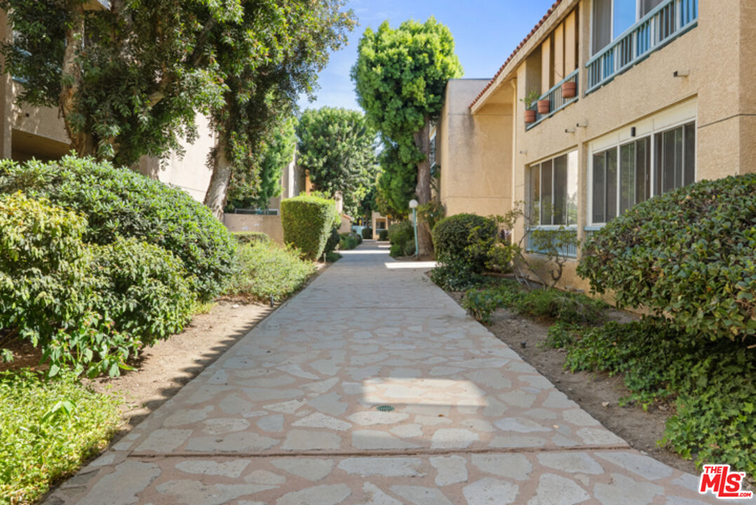 18307 Burbank Blvd Unit: 118
