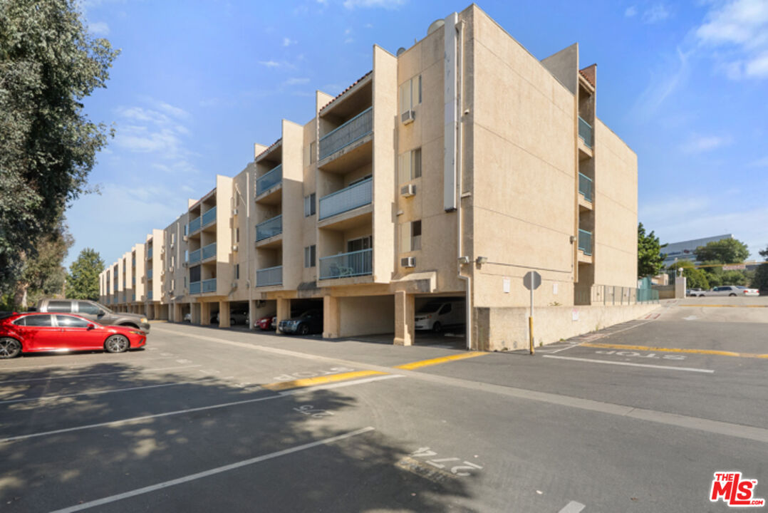 18307 Burbank Blvd Unit: 118