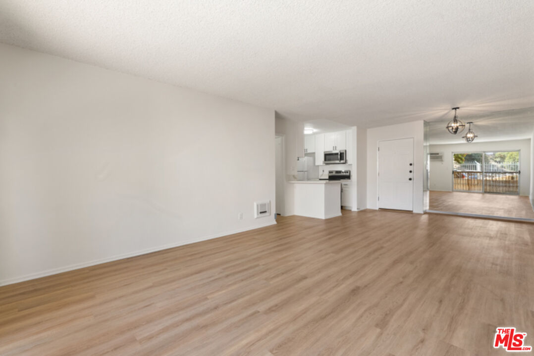 18307 Burbank Blvd Unit: 118