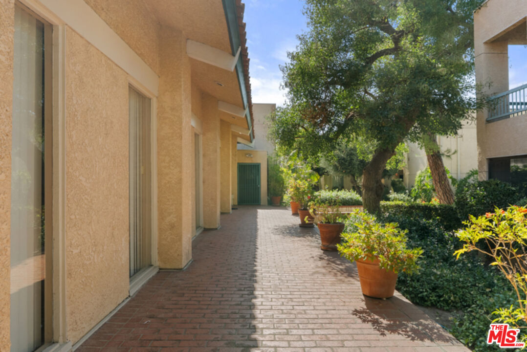 18307 Burbank Blvd Unit: 118