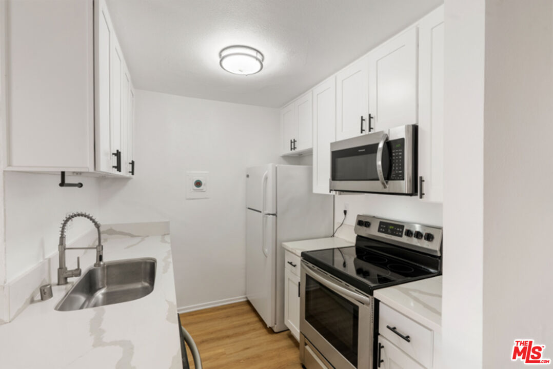 18307 Burbank Blvd Unit: 118