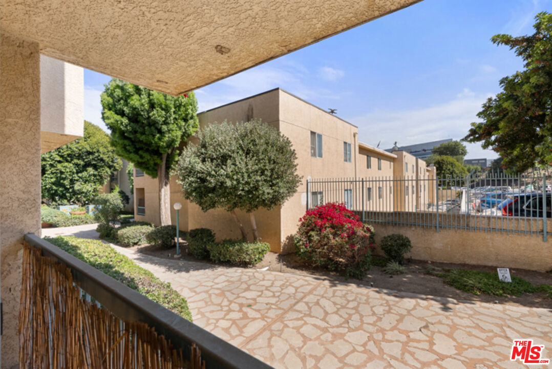 18307 Burbank Blvd Unit: 118