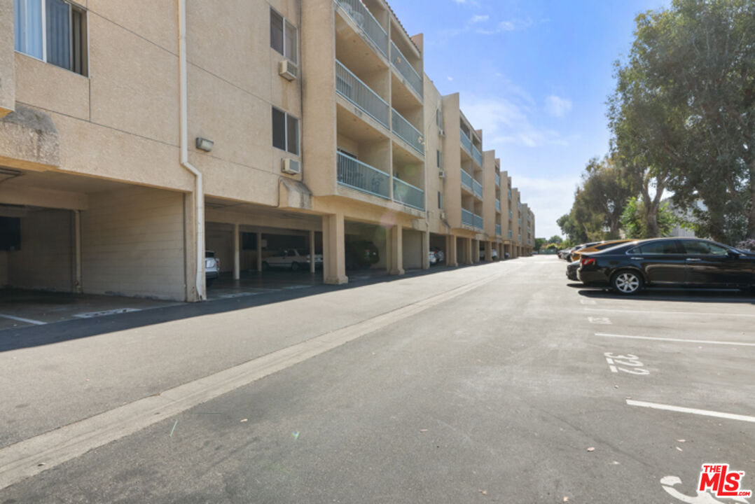 18307 Burbank Blvd Unit: 118