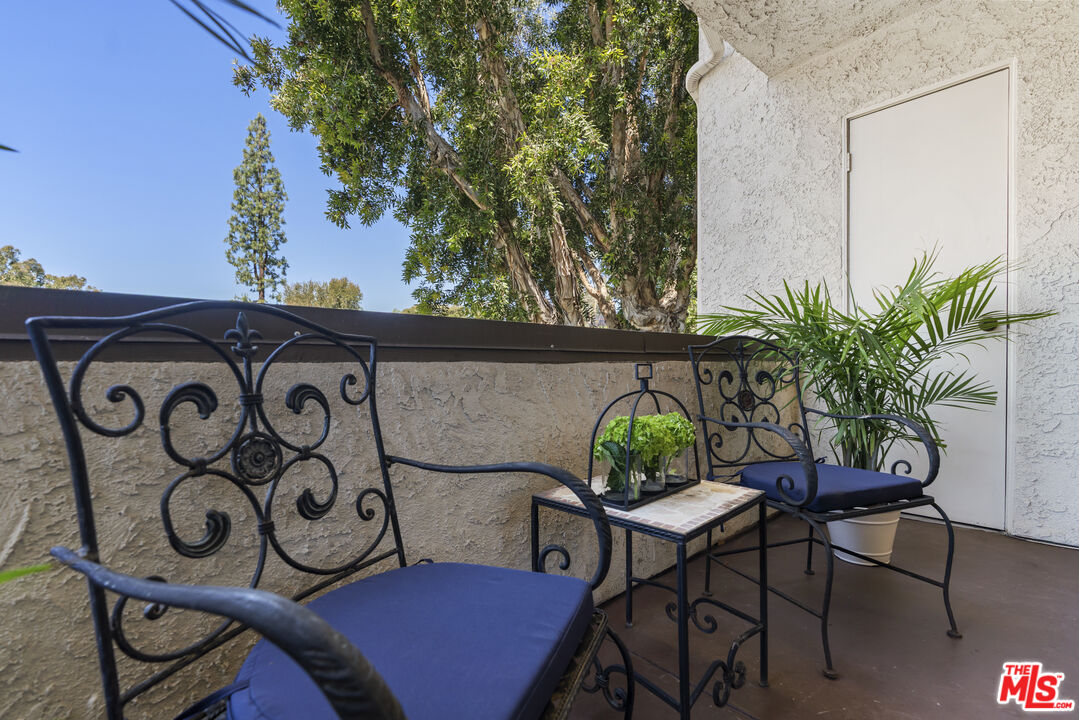 21500 Califa St Unit: 100
