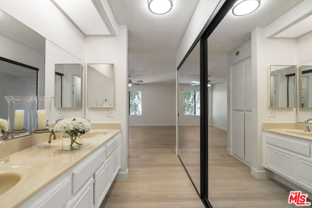 21500 Califa St Unit: 100