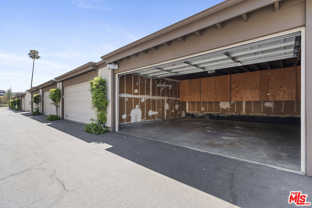 21500 Califa St Unit: 100