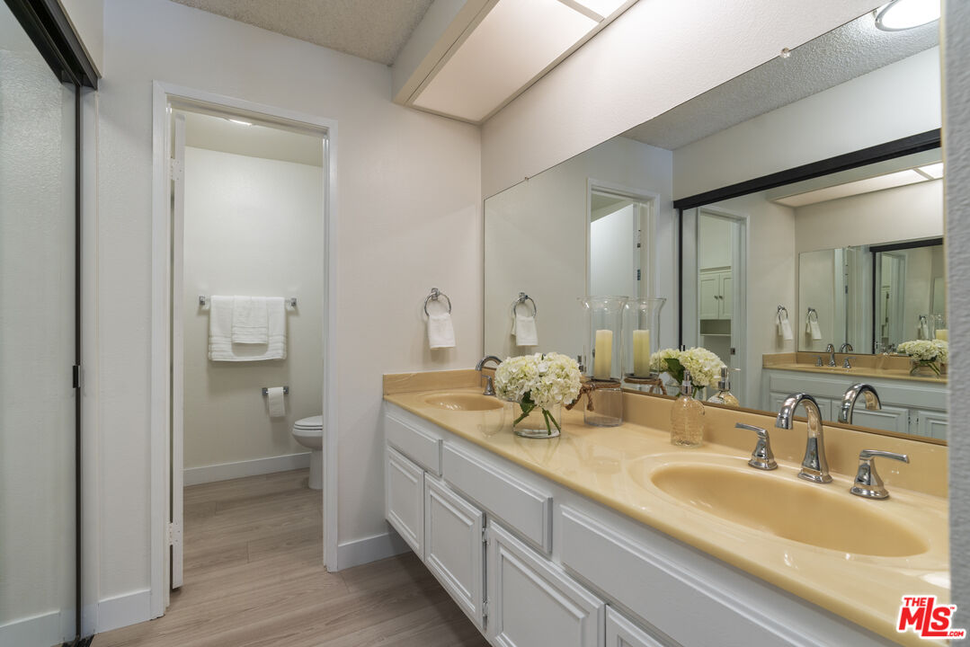 21500 Califa St Unit: 100