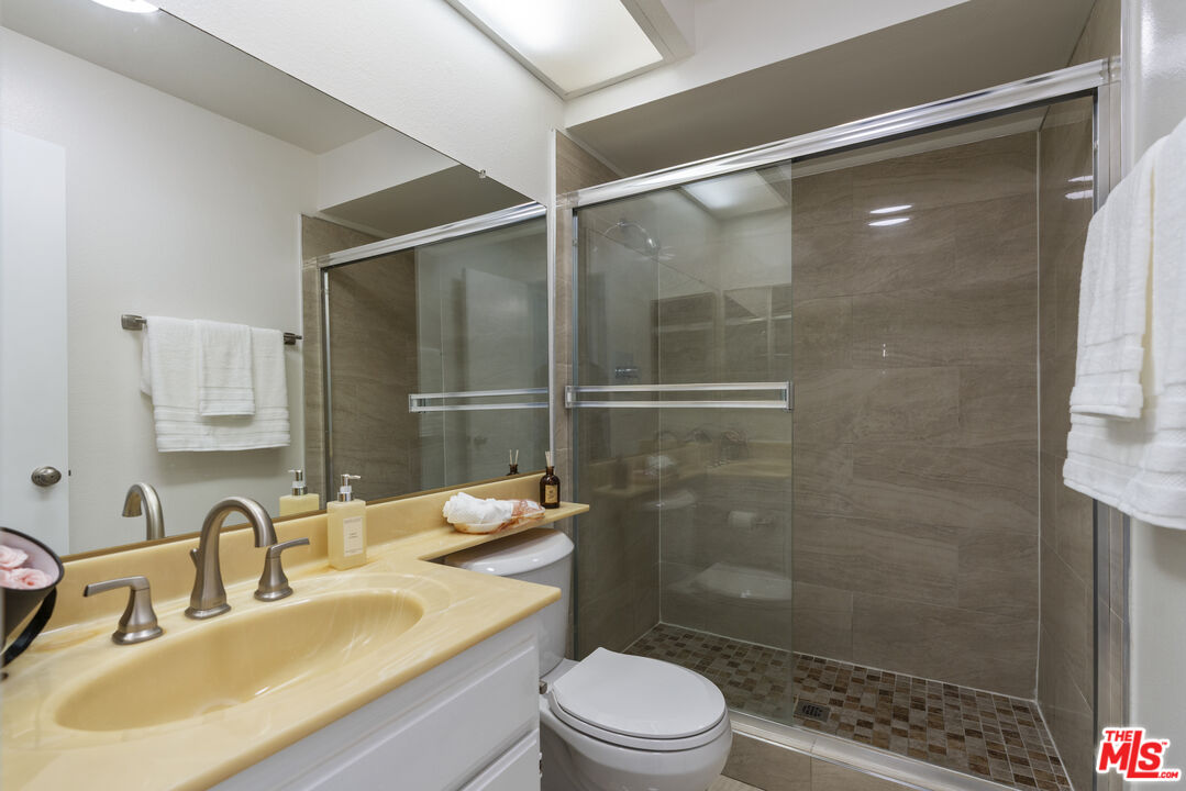 21500 Califa St Unit: 100