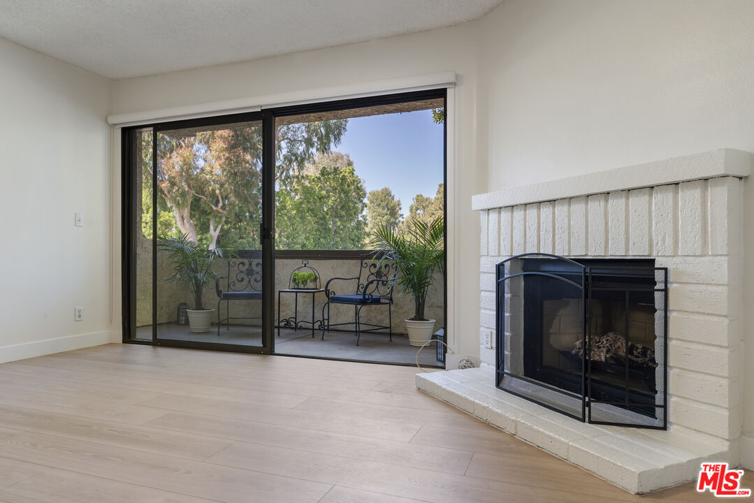 21500 Califa St Unit: 100