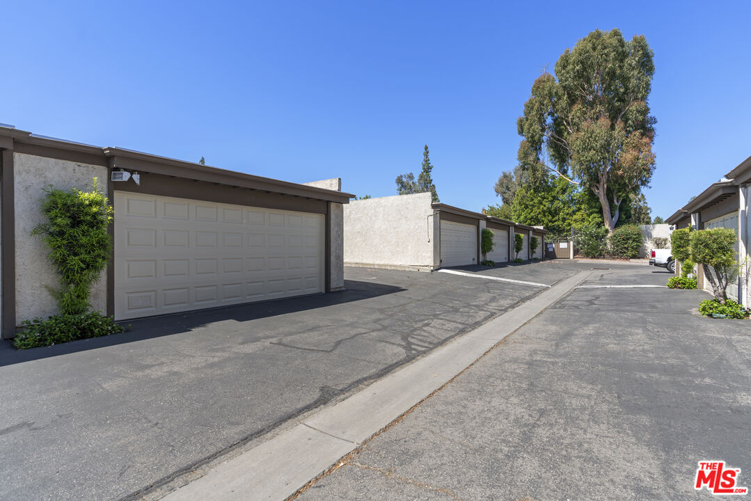 21500 Califa St Unit: 100