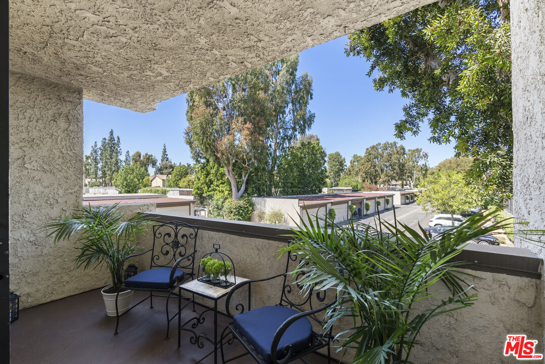 21500 Califa St Unit: 100