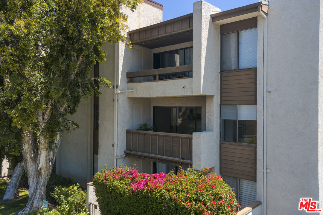 21500 Califa St Unit: 100