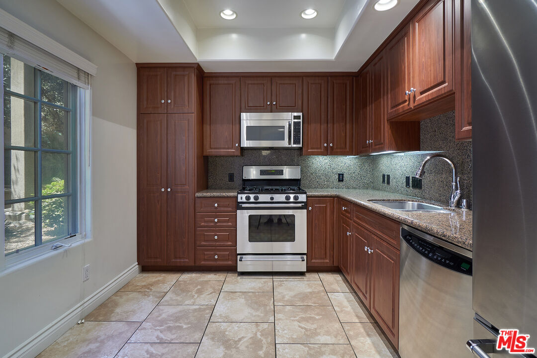 851 N San Vicente Blvd Unit: 102