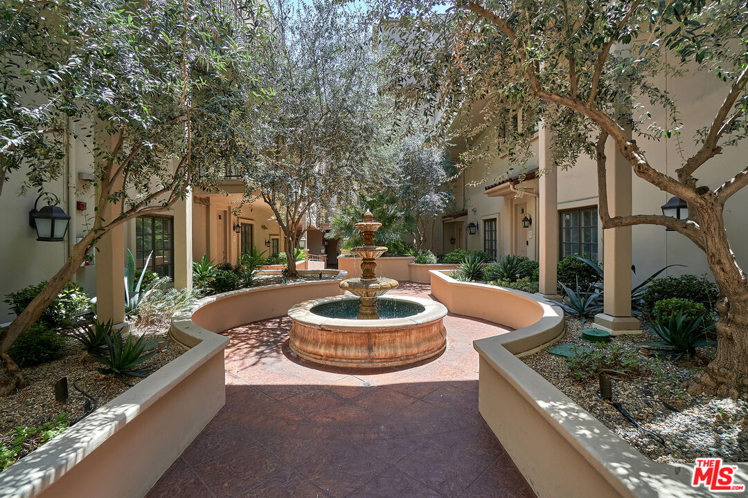 851 N San Vicente Blvd Unit: 102