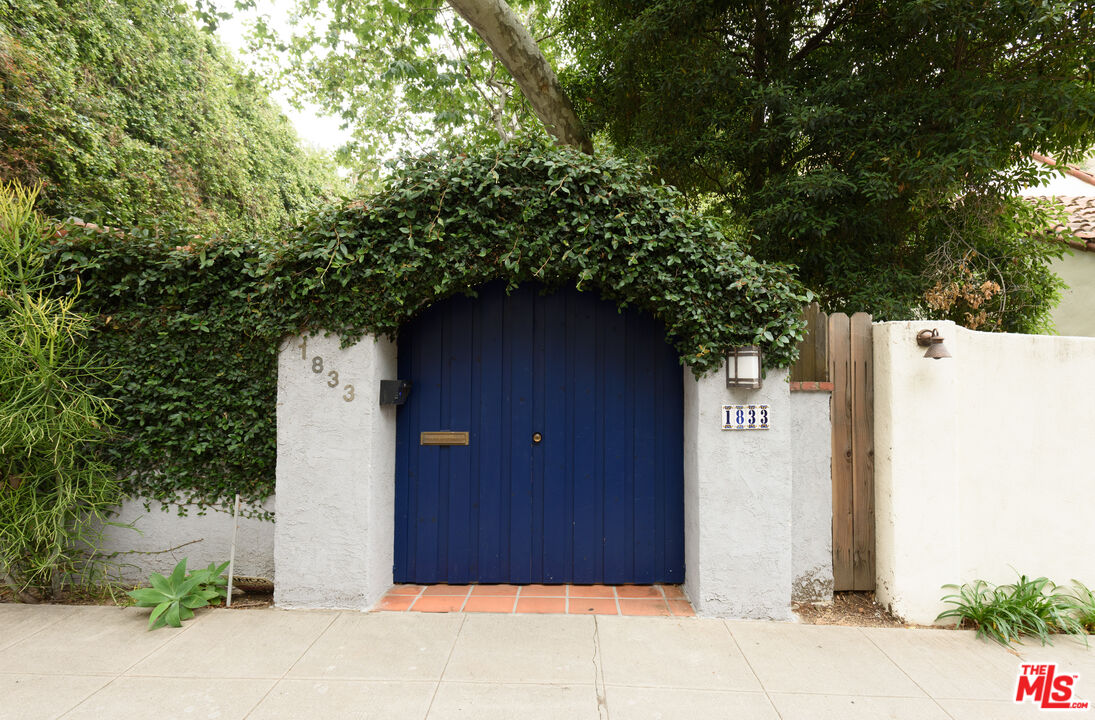 1833 Courtney Ave