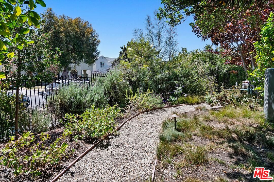 1107 S Citrus Ave