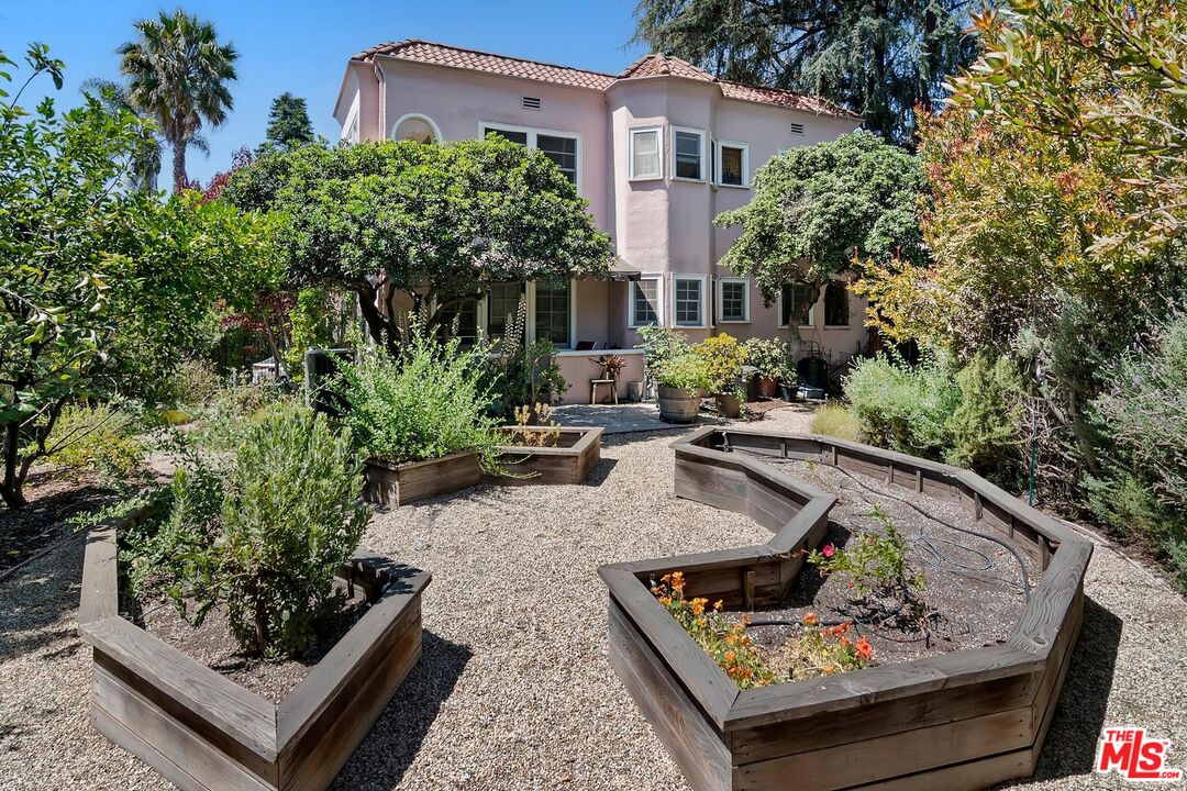 1107 S Citrus Ave