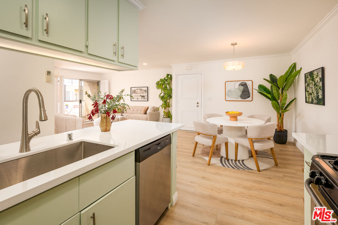 365 Burchett St Unit: 312