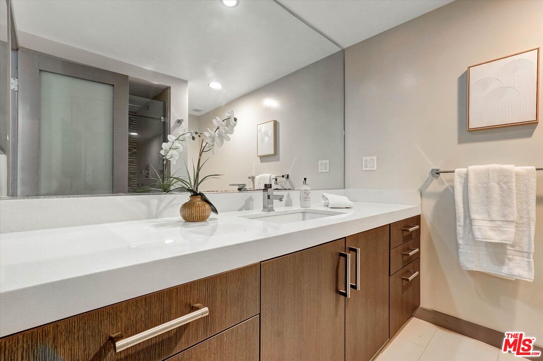 11657 Chenault St Unit: 202