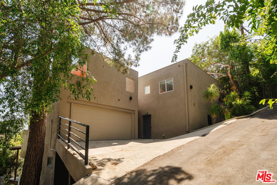 2734 Hollyridge Dr
