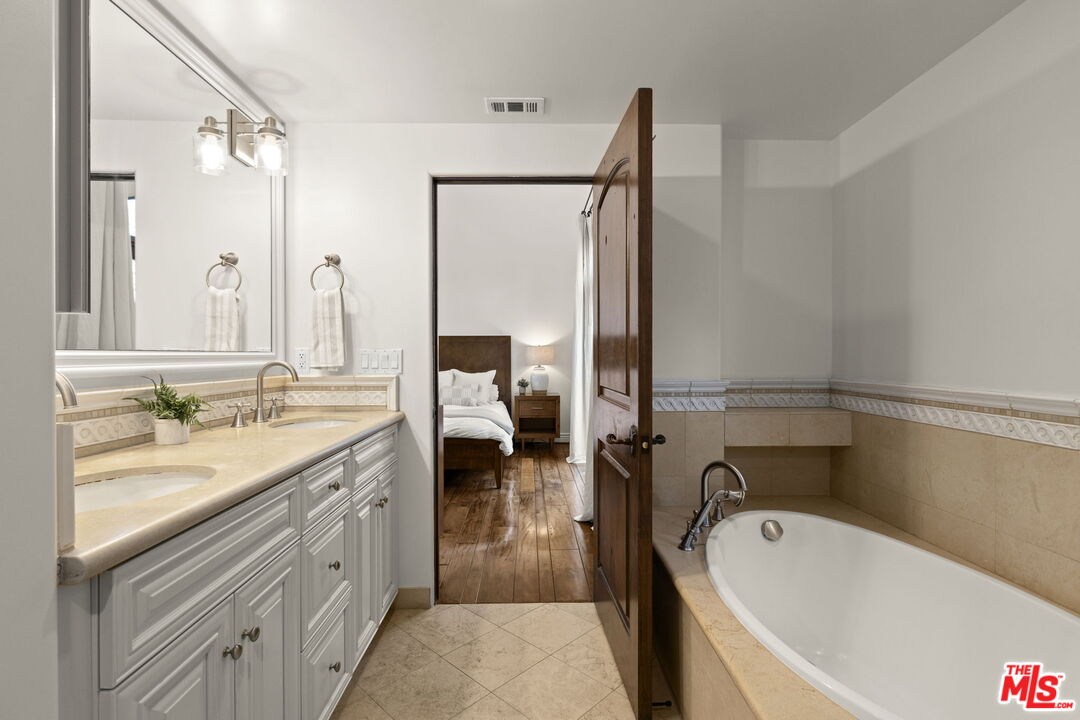 908 17th St Unit: 4